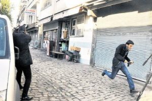 Mezara &ccedil;i&ccedil;ek koyup gelmişler