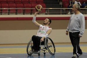 M&uuml;zik dinleyip spor yaparak hayata tutunuyor