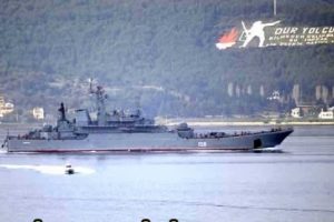 Rus savaş gemisi &Ccedil;anakkale Boğazı'ndan ge&ccedil;ti