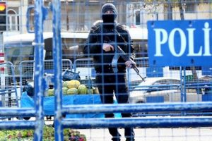 Diyarbakır'da polise ateş a&ccedil;an kadın &ouml;ld&uuml;r&uuml;ld&uuml;