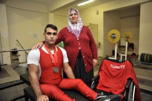 Annesi sırtında taşıdı, o d&uuml;nyaları kaldırdı