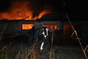 Sakarya'da kereste at&ouml;lyesi alev alev yandı