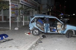 İzmir'de iki otomobil &ccedil;arpıştı: 1 &ouml;l&uuml;