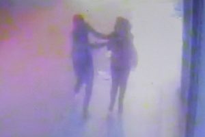 &Ouml;nce kameraya sonra polise yakalandı