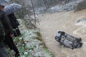 Otomobil dereye u&ccedil;tu: 1 kayıp, 4 yaralı