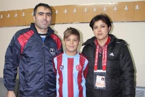 Eşi sahada ter d&ouml;kerken, yedek kul&uuml;besinden taktik veriyor