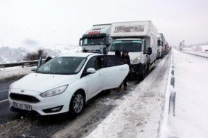 Bolu'da kar yolları kapattı, TEM'de ulaşım aksadı