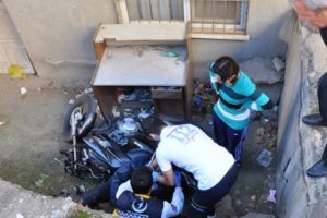 Gaza fazla y&uuml;klenince apartman boşluğuna girdi