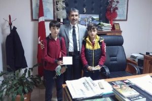 &Ouml;ğrenciler yolda buldukları parayı belediyeye teslim etti
