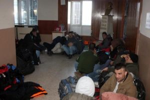 Tekne bekleyen 91 ka&ccedil;ak sahilde yakalandı