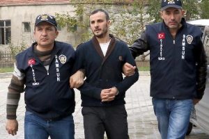 Kız arkadaşıyla 10 bin TL değerinde altın gasp etti