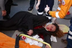 Taksim'de yolun karşısına ge&ccedil;meye &ccedil;alışan kadına ara&ccedil; &ccedil;arptı