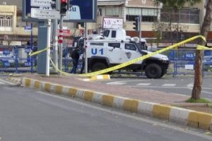 &Ccedil;atışmaların s&uuml;rd&uuml;ğ&uuml; il&ccedil;eyi terk ediyorlar