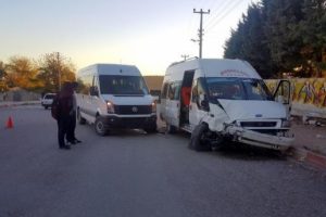 &Ouml;ğrenci servisi kaza yaptı: 6'sı &ouml;ğrenci 7 yaralı