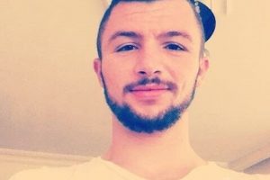 Otomobilin &ccedil;arptığı gen&ccedil; ağır yaralandı