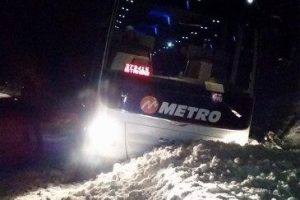 Kastamonu'da yolcu otob&uuml;s&uuml; kara saplandı