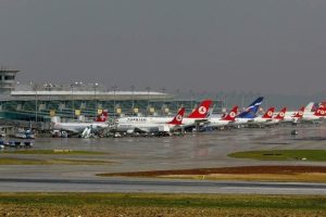 Piste giren k&ouml;peğe u&ccedil;ak &ccedil;arptı