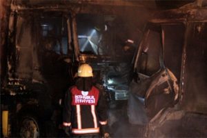 İstanbul'da iki TIR k&uuml;le d&ouml;nd&uuml;!