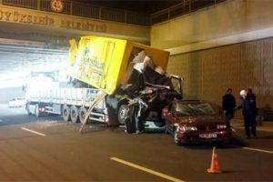 TIR'ın taşıdığı kamyon k&ouml;pr&uuml;ye takıldı