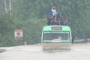 Yolcu dolu otob&uuml;s&uuml;n sel suları ile m&uuml;cadelesi kamerada