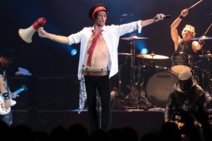 &Uuml;nl&uuml; m&uuml;zisyen Scott Weiland tur otob&uuml;s&uuml;nde &ouml;l&uuml; bulundu