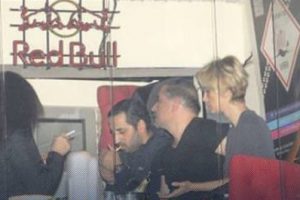 Sarışın kadın masanın altından ka&ccedil;tı...