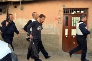 Annesi ile kız kardeşini rehin aldı, polisi g&ouml;r&uuml;nce teslim oldu