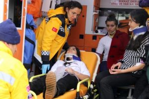 &Ouml;ğrenci servisi otomobille &ccedil;arpıştı: 9 yaralı
