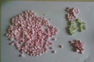 Hoparl&ouml;r&uuml;n i&ccedil;inden uyuşturucu &ccedil;ıktı