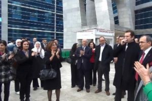Adliye &ouml;n&uuml;nde eylem yapan iş&ccedil;ilere hakim ve savcılardan destek