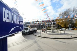 Ankara'da 102 kişinin &ouml;ld&uuml;ğ&uuml; meydana tabelalar asıldı
