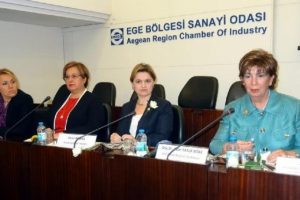 "Siyasete girecek kadından ailesinden vazge&ccedil;mesi isteniyor"