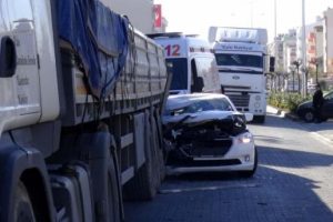Otomobil TIR'a &ccedil;arptı: 4 yaralı