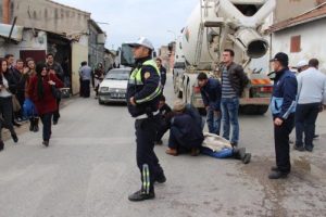 Pazara giderken beton mikserinin altında kaldı