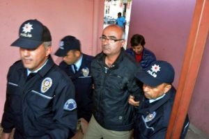 Boşanma davası s&uuml;ren eşini sokakta bı&ccedil;akladı