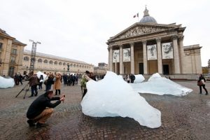 Paris'in g&ouml;beğine buz k&uuml;tleleri