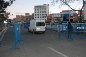 Diyarbakır'da polis helikopterine roketli saldırı