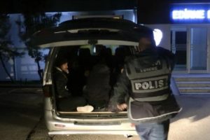 3 kişilik ara&ccedil;ta 13 Suriyeli ka&ccedil;ak yakalandı