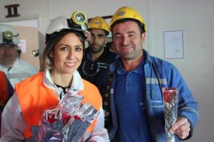 Kadınlar madene inip iş&ccedil;ilere karanfil verdi