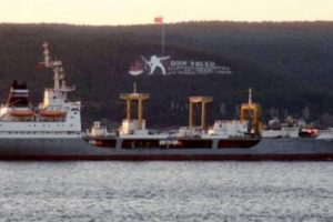 Askeri gemi &Ccedil;anakkale Boğazı'ndan ge&ccedil;ti
