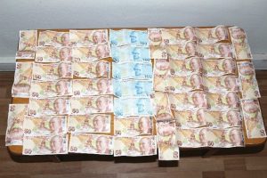 Piyasaya sahte para s&uuml;ren 3 kişi yakalandı