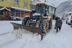 Giresun'da kar 40 k&ouml;y yolunu ulaşıma kapattı