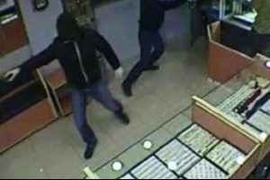 Ordu'da silahlı kuyumcu soyguncuları 1 kişiyi vurup, 3 kişiyi rehin aldı