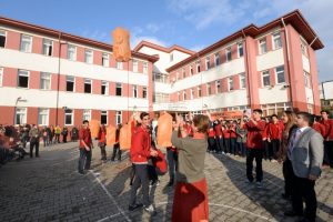 Bursa'da &ouml;ğrenciler kadına şiddete fenerlerle dur dedi