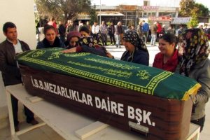 İzmir'de kaskını verdiği sevgilisi kurtuldu kendisi &ouml;ld&uuml;
