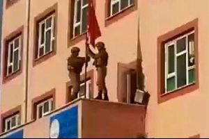 Derik'te ter&ouml;ristlerin indirdiği T&uuml;rk bayrağı dizi m&uuml;ziğiyle g&ouml;ndere &ccedil;ekildi