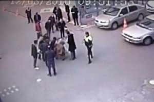 Annesinin elini bırakan &ccedil;ocuk otomobil altında kaldı
