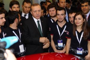 Cumhurbaşkanı Erdoğan otomobile imza attı