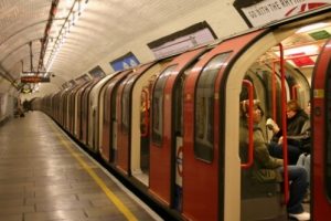 Londra metrosunda bı&ccedil;aklı saldırı