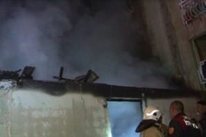 Evde &ccedil;ıkan yangın iki &ccedil;ocuğun hayatına mal oldu
